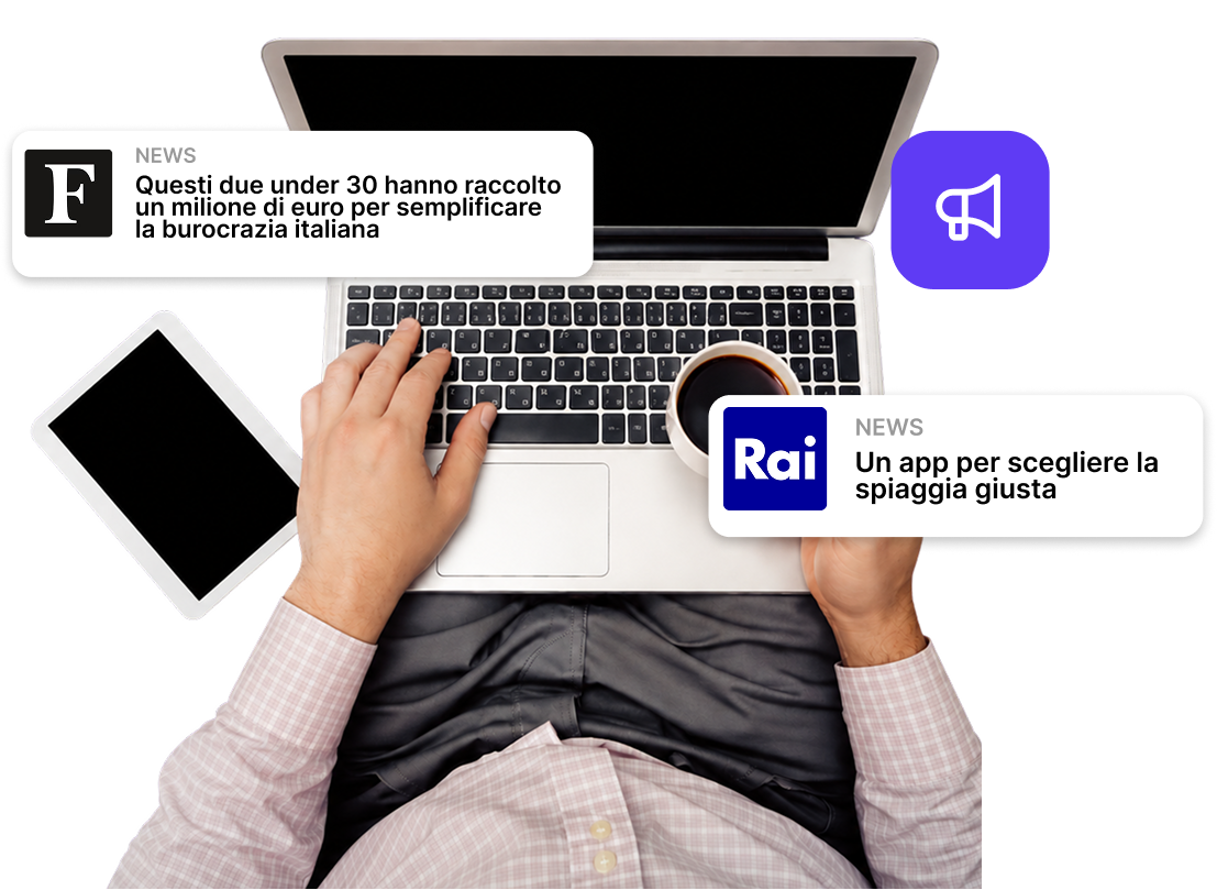 Persona al laptop con notizie pubblicate